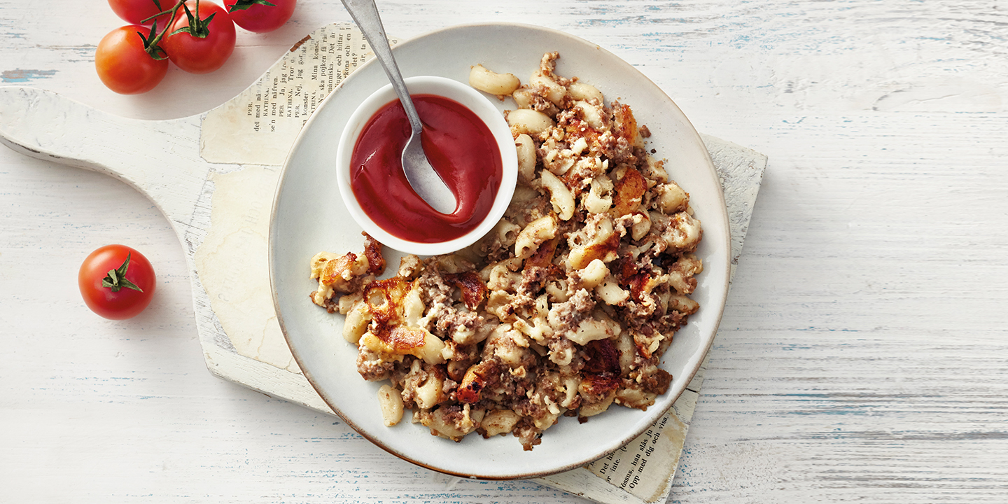 Lihamakaronilaatikkoa ketsupin kera