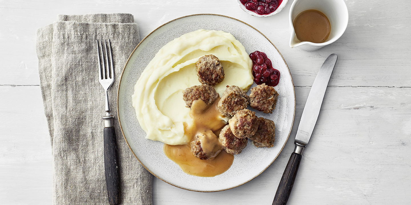 Lihapyörykät muusilla kermakastikkeen ja puolukkasurvoksen kera