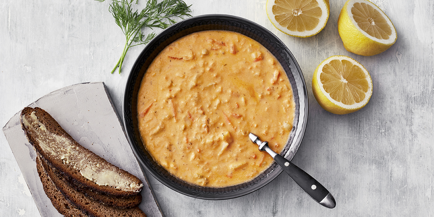 Täyteläinen Lohikeitto tomaattisoseella