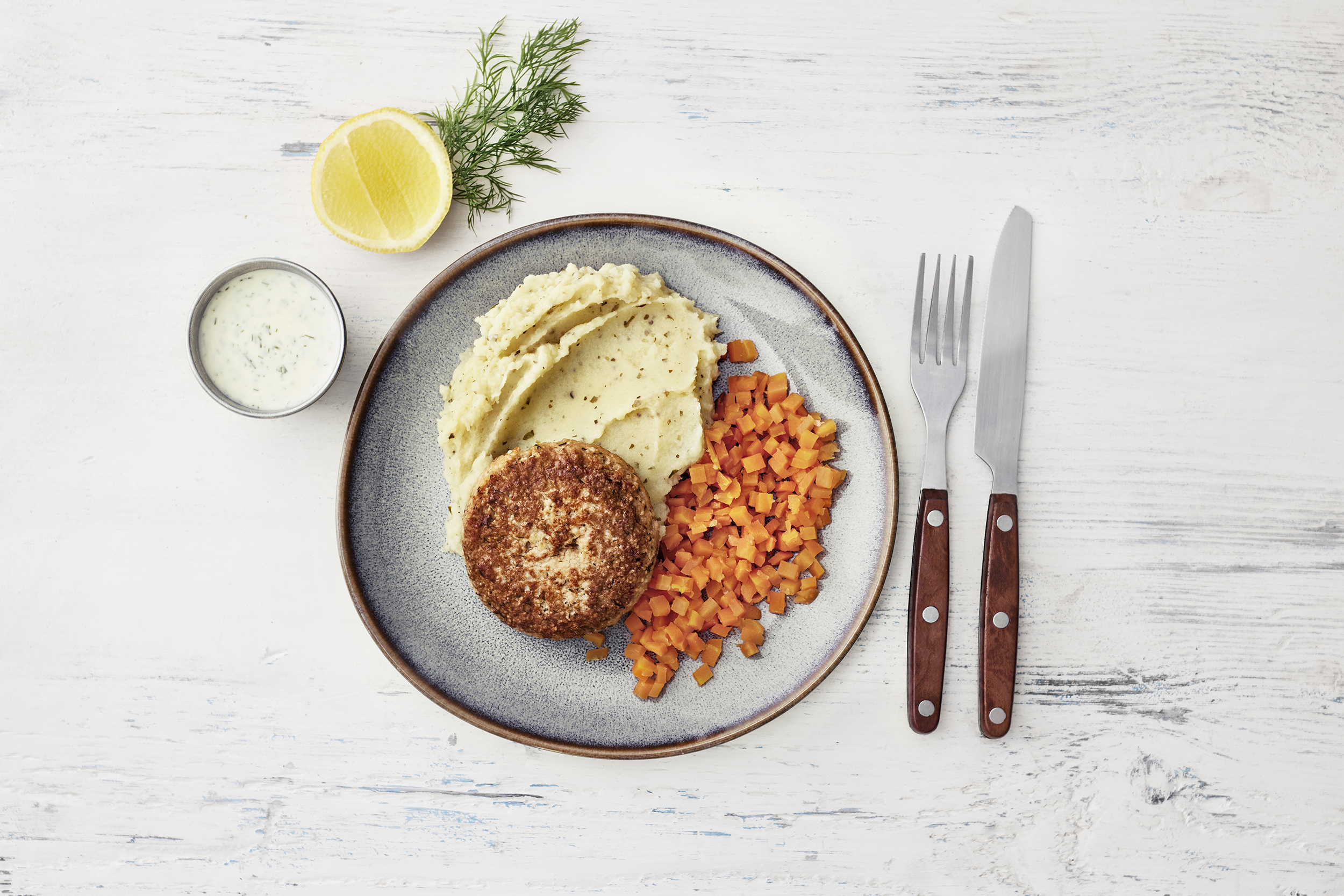 Lohimurekepihvi, yrttimuusi ja maustettuja porkkanoita